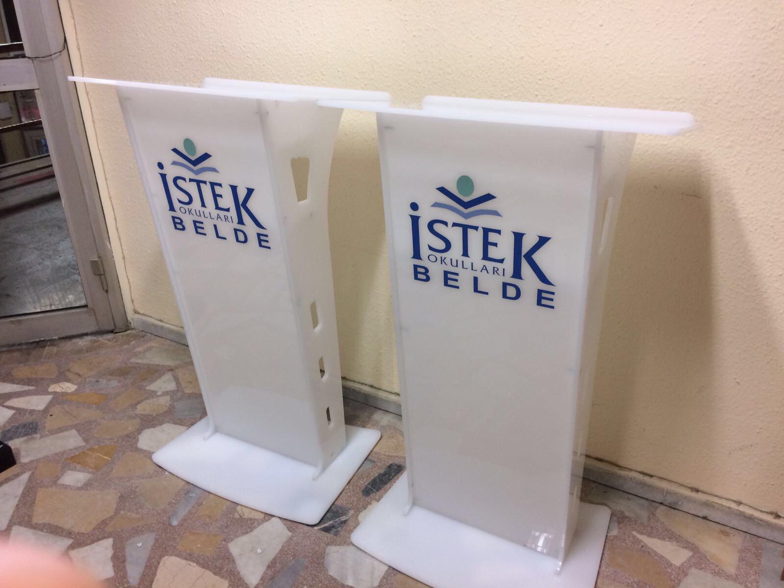 Pleksi Kürsü Siyah Logolu Konuşma Kürsüsü Özel Üretim Konuşma Kürsüleri Pleksi Kürsü